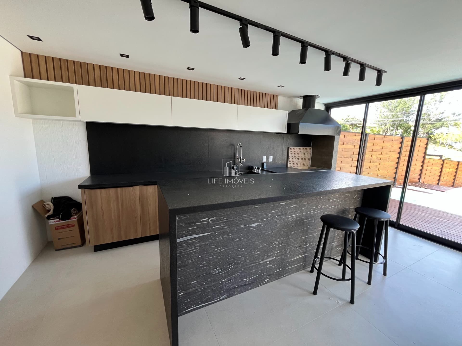 Casas prontas à venda em Garopaba/SC a 350m do mar com 4 quartos e piscina