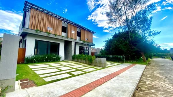 Casas à Venda em Garopaba no Jardim Panorâmico – 3 Suítes com SPA e Alto Padrão