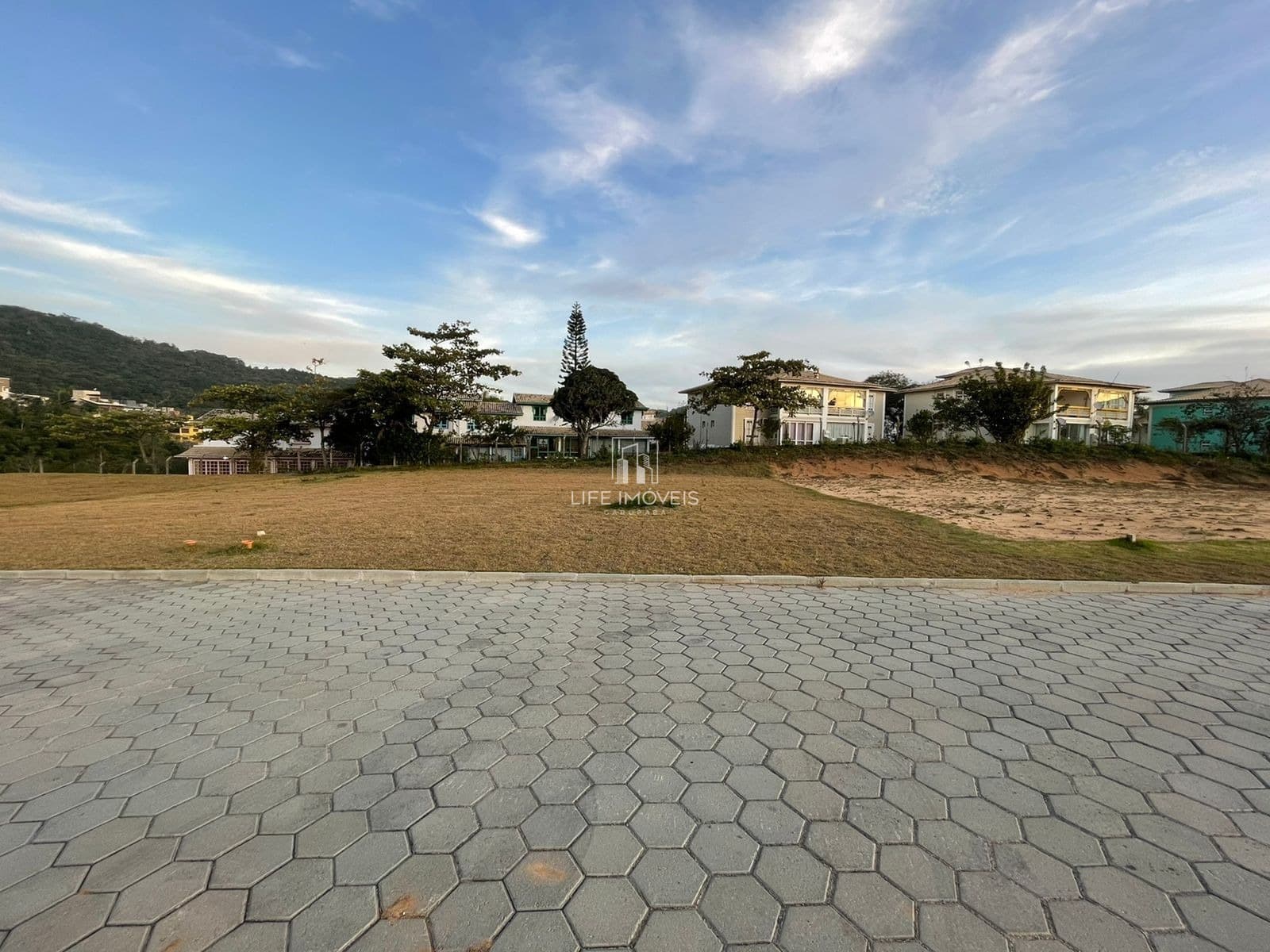 Terreno à Venda no Centro de Garopaba – 408 m² no Loteamento da Fonte com Escritura