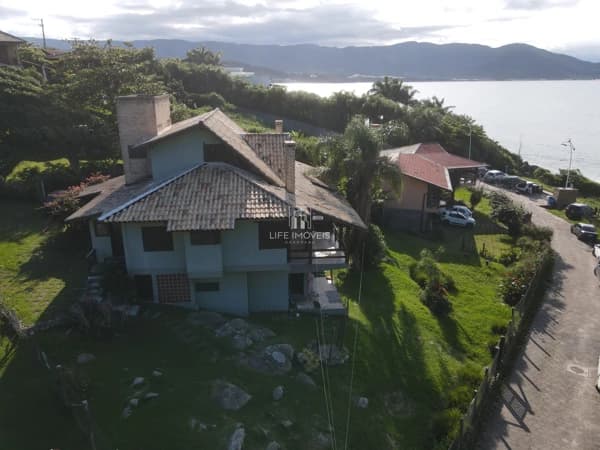 Duas casas geminadas à venda em Garopaba/SC na Praia da Vigia a 80m do mar com vista