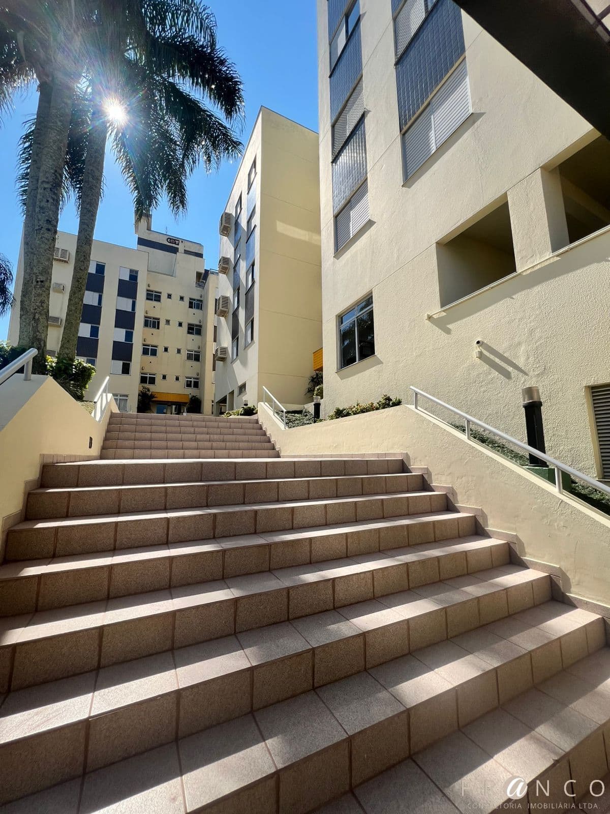 Lindo apartamento com espações bem amplos e arejados, ótima posição solar
