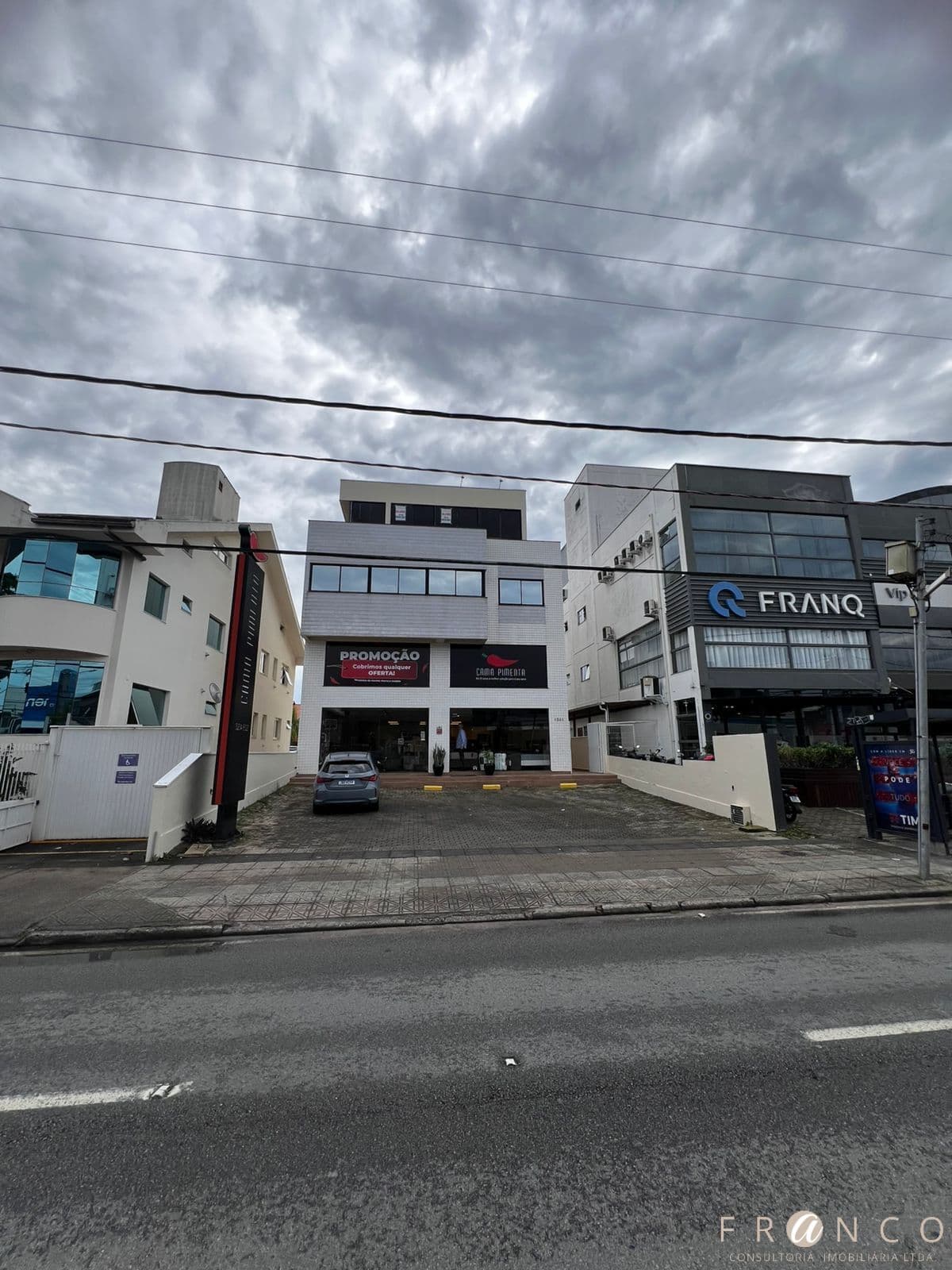 SALA AMPLA - COMERCIAL COM 4 VAGAS DE ESTACIONAMENTO