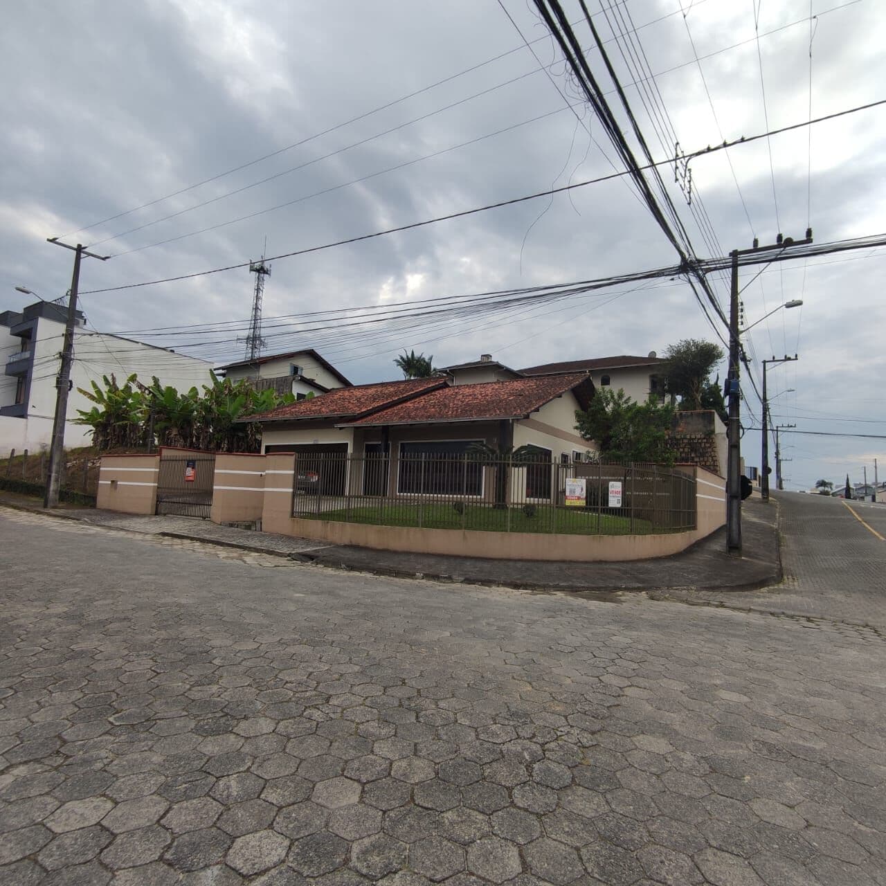 Residência averbada à venda em Joinville, bairro Floresta.