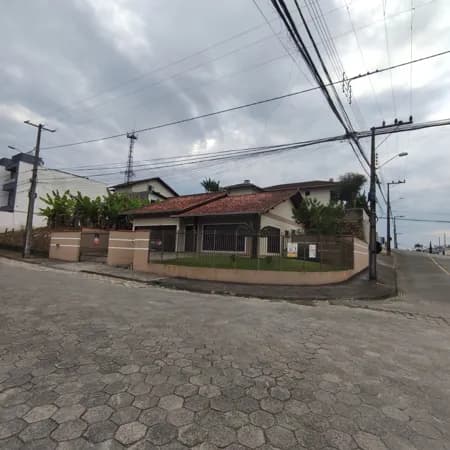 Residência averbada à venda em Joinville, bairro Floresta.