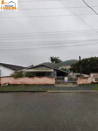 Casa de Alvenaria à venda em Joinville, bairro Vila Nova.