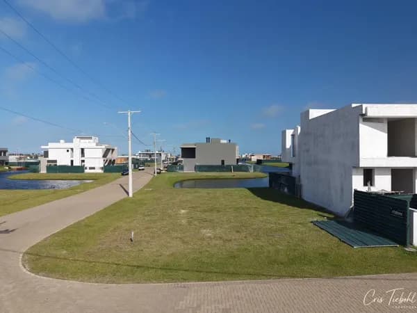 🌿 Lote de Esquina e Fundos Lago – Condomínio Zen | Xangri-Lá