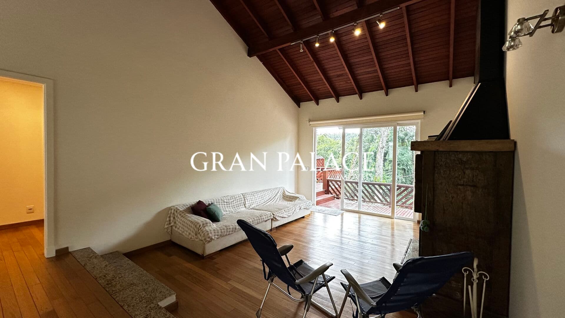 Casa com 4 quartos à venda em região nobre de Canela