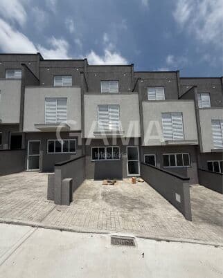 Casa Geminada em condomínio.