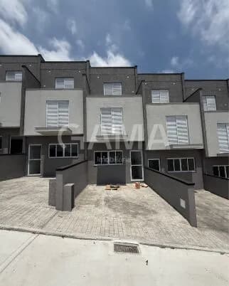Casa Geminada em condomínio.
