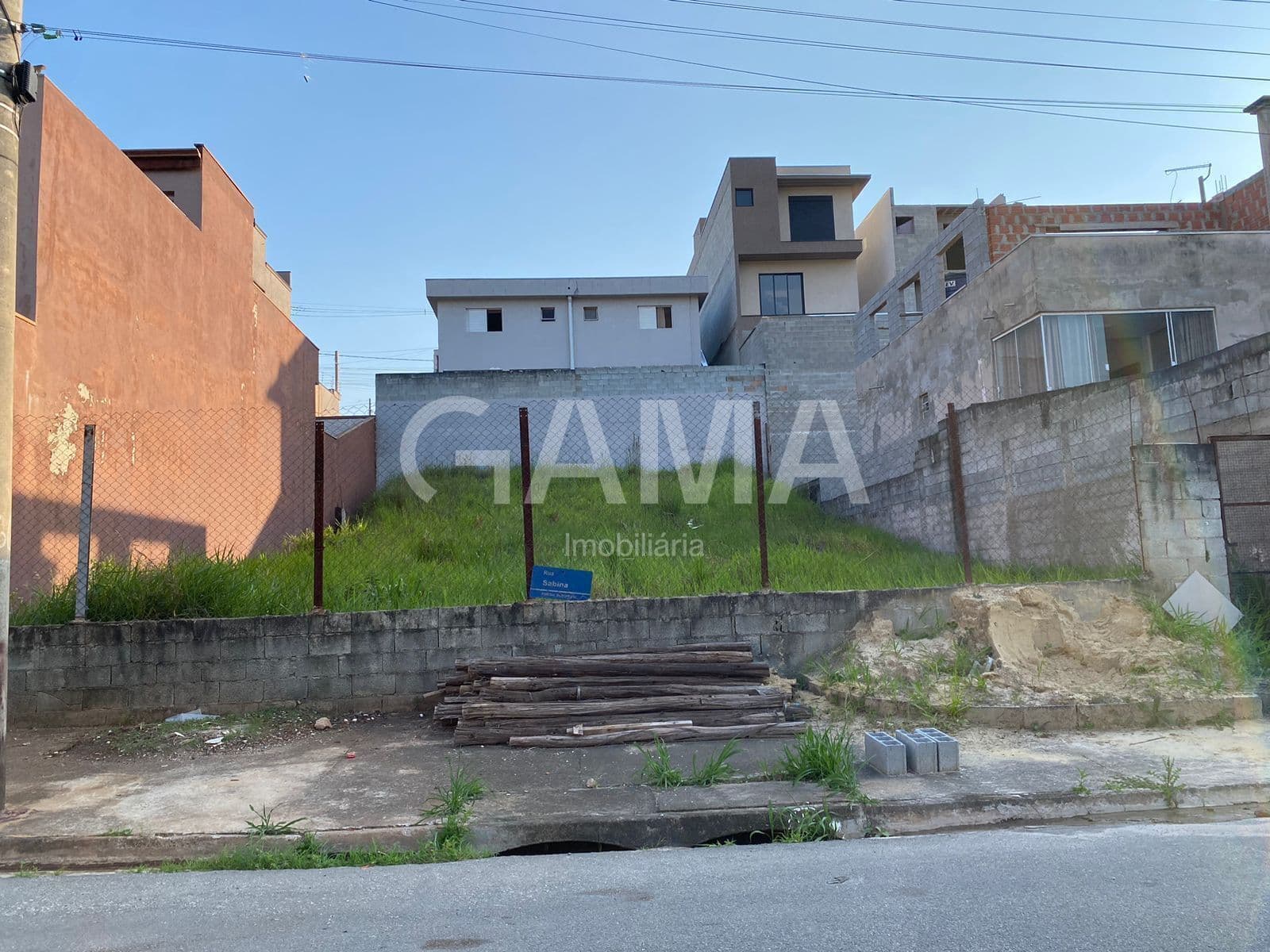 Terreno pronto para construir.