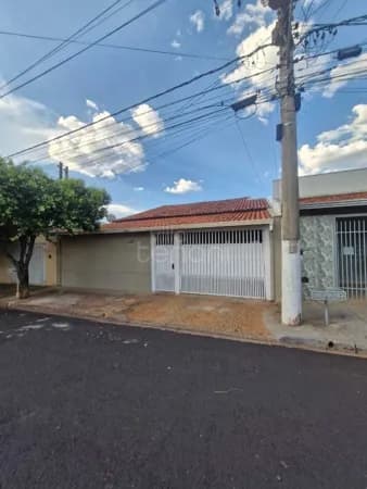 Casa Moreira e Guimarães 3 Dormitórios