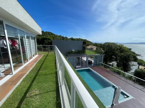 Bem-vindo à sua casa exclusiva em Sambaqui ! Esta espetacular residência, 100% regularizada, oferece um estilo de vida único entre a natureza e o mar