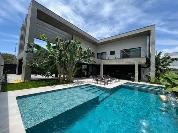 Valorização da comodidade e conforto é a premissa desta casa em estilo Minimalista em Jurerê Internacional.