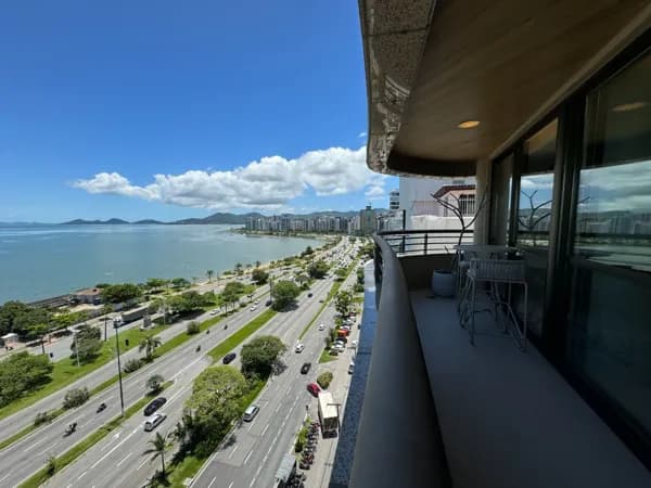 Viva o requinte à Beira da Mar Norte, onde o conforto encontra a elegância. Apartamento impecável de 288 m² destaca-se pelo luxo e sofisticação.