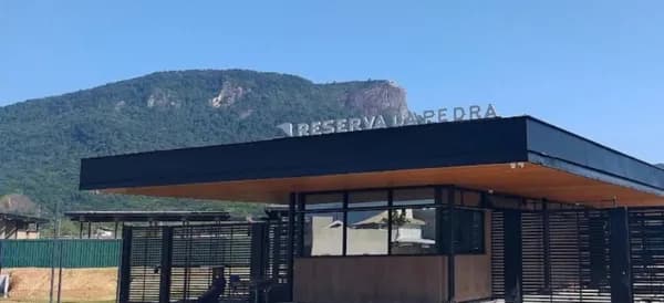 Terreno com fundos para o lago no melhor condomínio na Palhoça, no Reserva da Pedra.