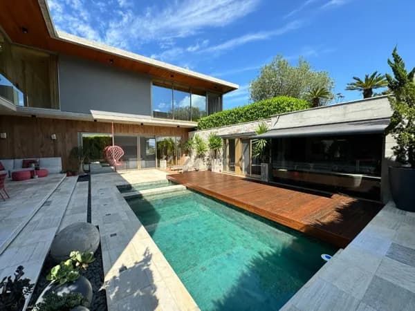 Elegância e conforto no melhor condomínio de Cacupé, o Vivá Cacupé Residence. Uma casa única !