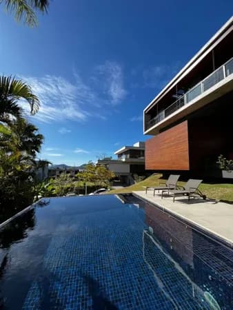 Casa à venda em Cacupé com arquitetura arrojada, moderna