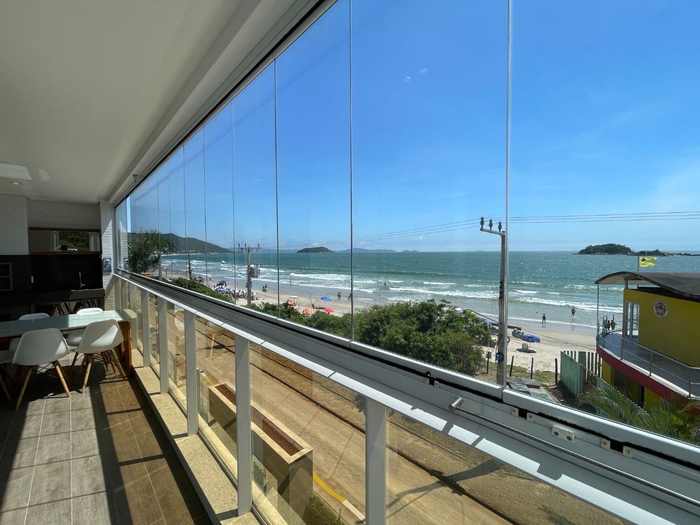 Com uma vista incrível e permanente para a Praia de Palmas / Gov. Celso Ramos