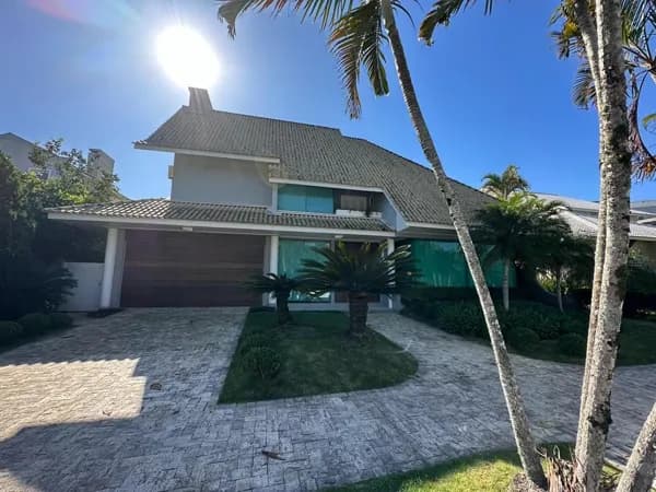 Casa na charmosa Av. dos Búzios em Jurerê Internacional