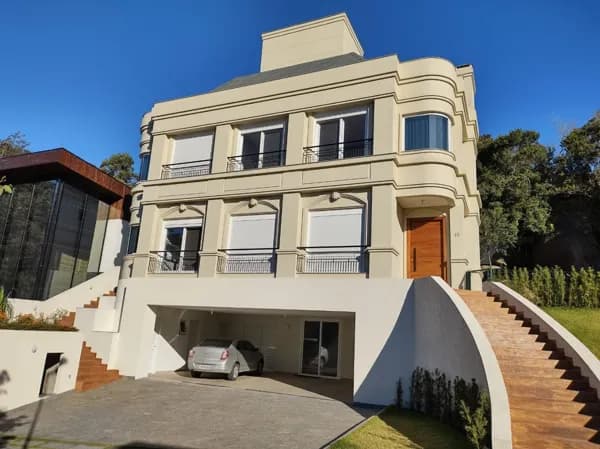 Casa em estilo neoclássico, excelente acabamento de construção e muito bem localizada em condomínio fechado no bairro Cacupé !