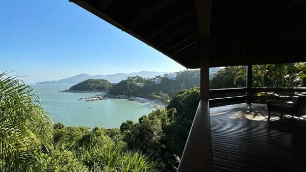 Casa em condomínio em Governador Celso Ramos com praia privativa