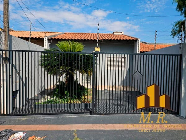 Casa à venda no bairro Lindóia em Londrina/PR