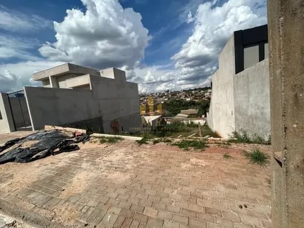 Terreno à venda no bairro Parque Universidade em Londrina/PR