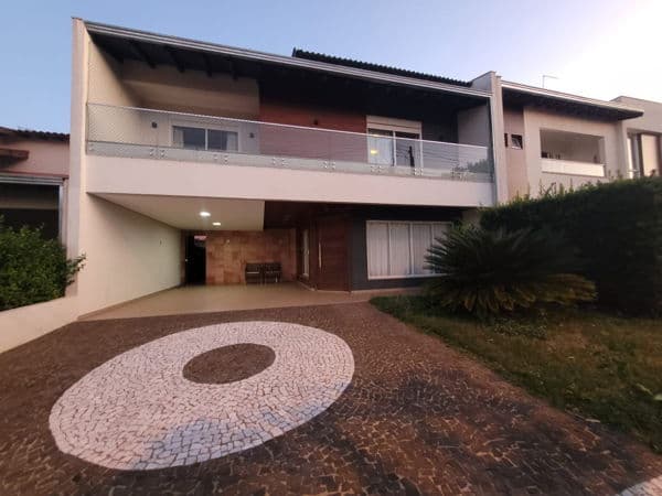 Sobrado à venda no bairro Aeroporto em Londrina/PR