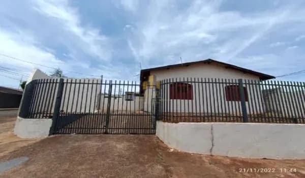 Casa à venda no bairro Conjunto Parigot de Souza 3 em Londrina/PR