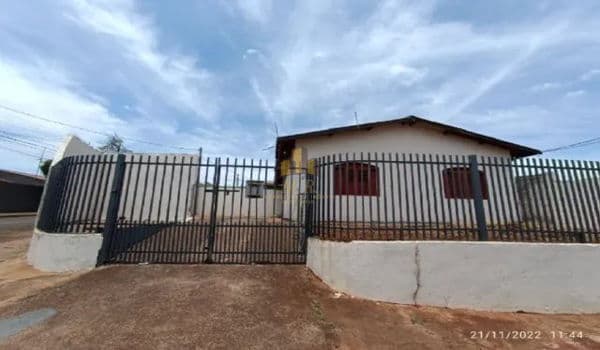 Casa à venda no bairro Conjunto Parigot de Souza 3 em Londrina/PR