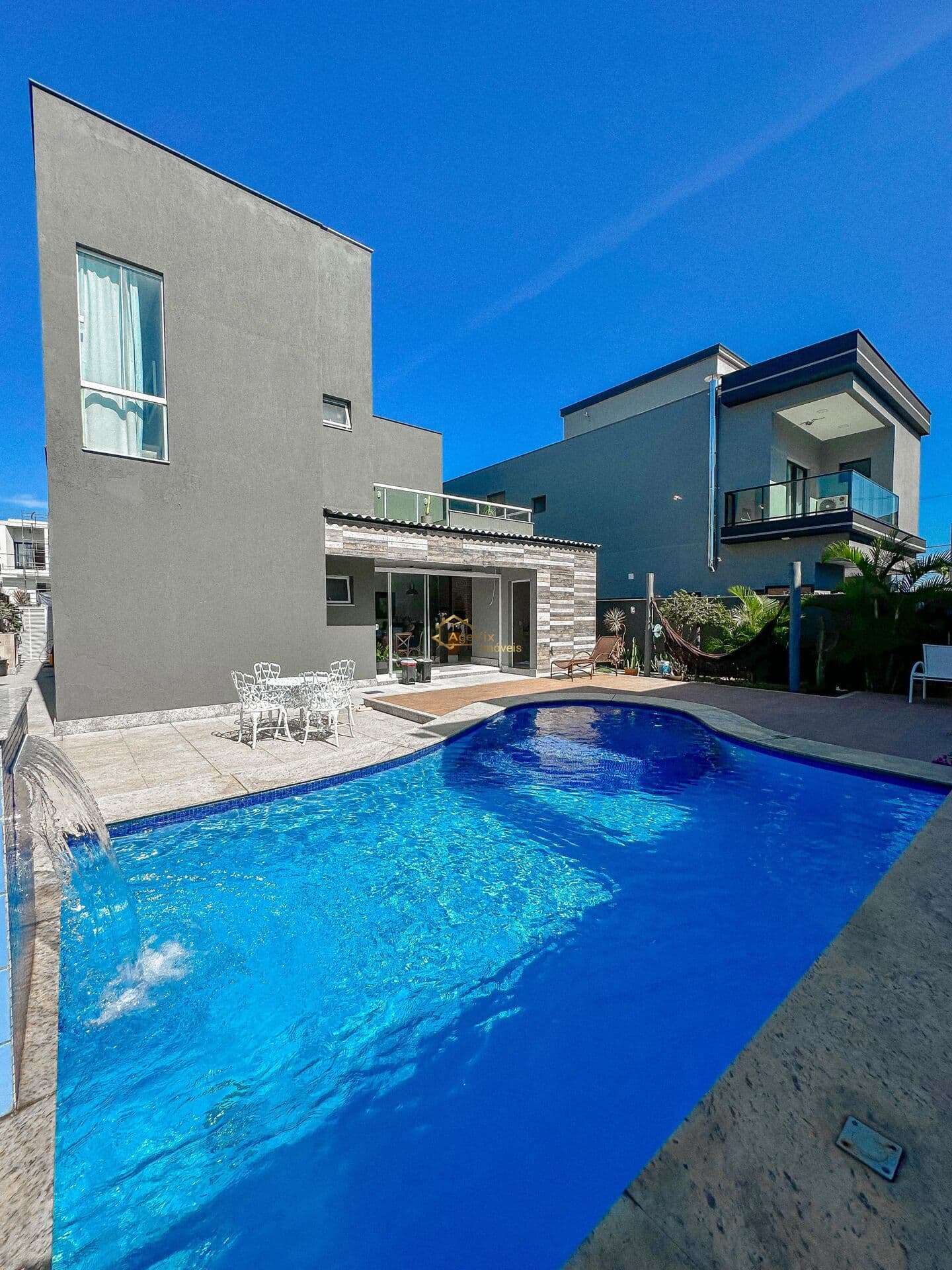 Casa Duplex de luxo com 4 Quartos sendo 3 Suítes, Área Gourmet, Piscina, Cinema, Jacuzzi