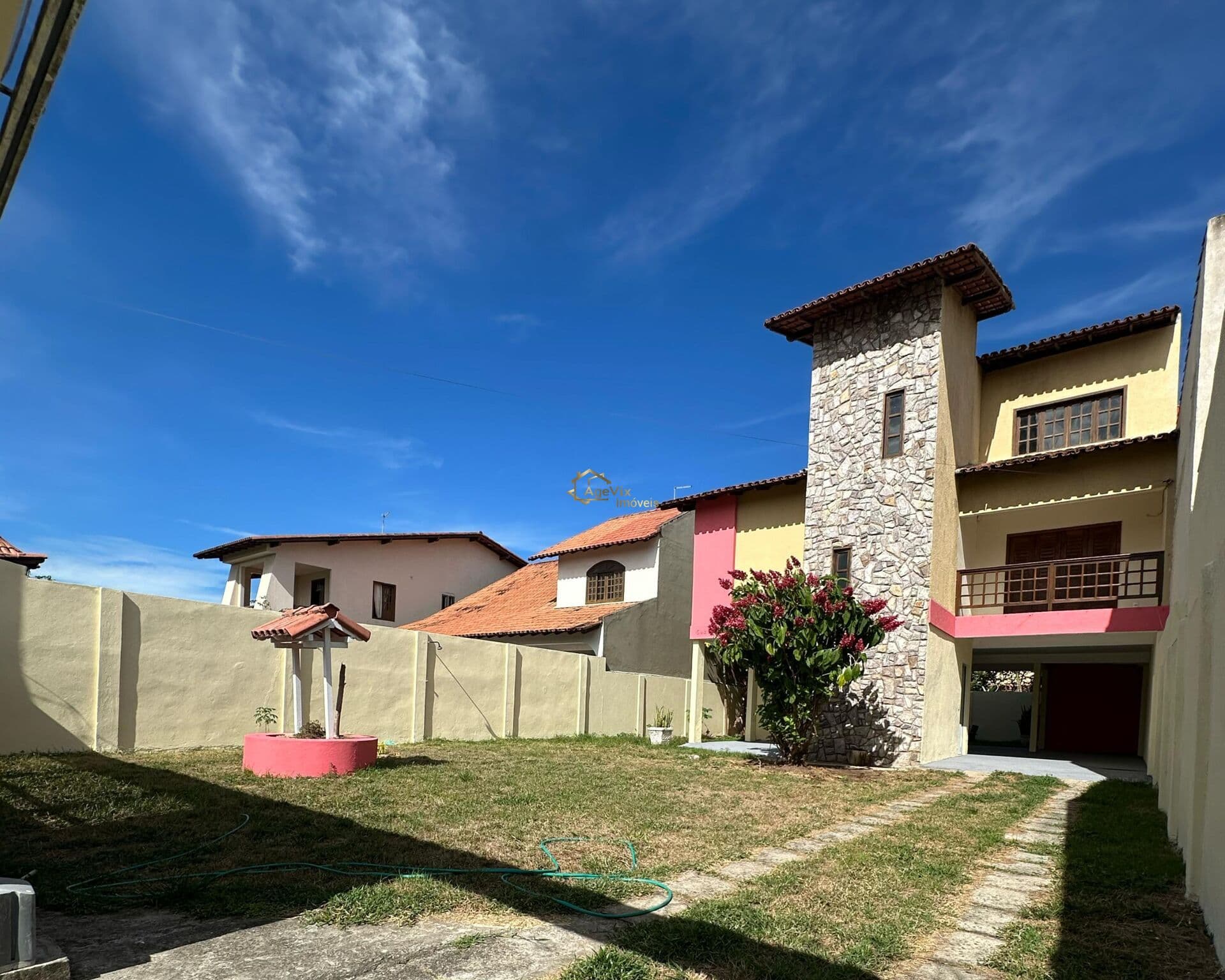 Casa Triplex 4 Quartos 2 Suítes com Quintal espaçoso a 300 metros da praia
