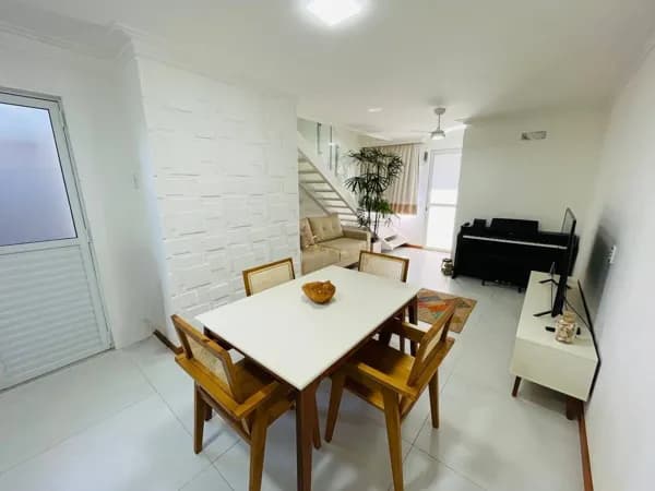 Casa Duplex 3 Quartos sendo uma Suíte, Garagem e Quintal Coberto