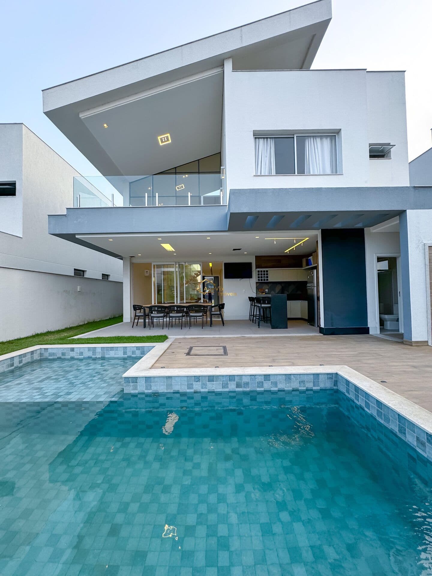 Linda Casa Alto Padrão 4 Suítes sendo uma Master