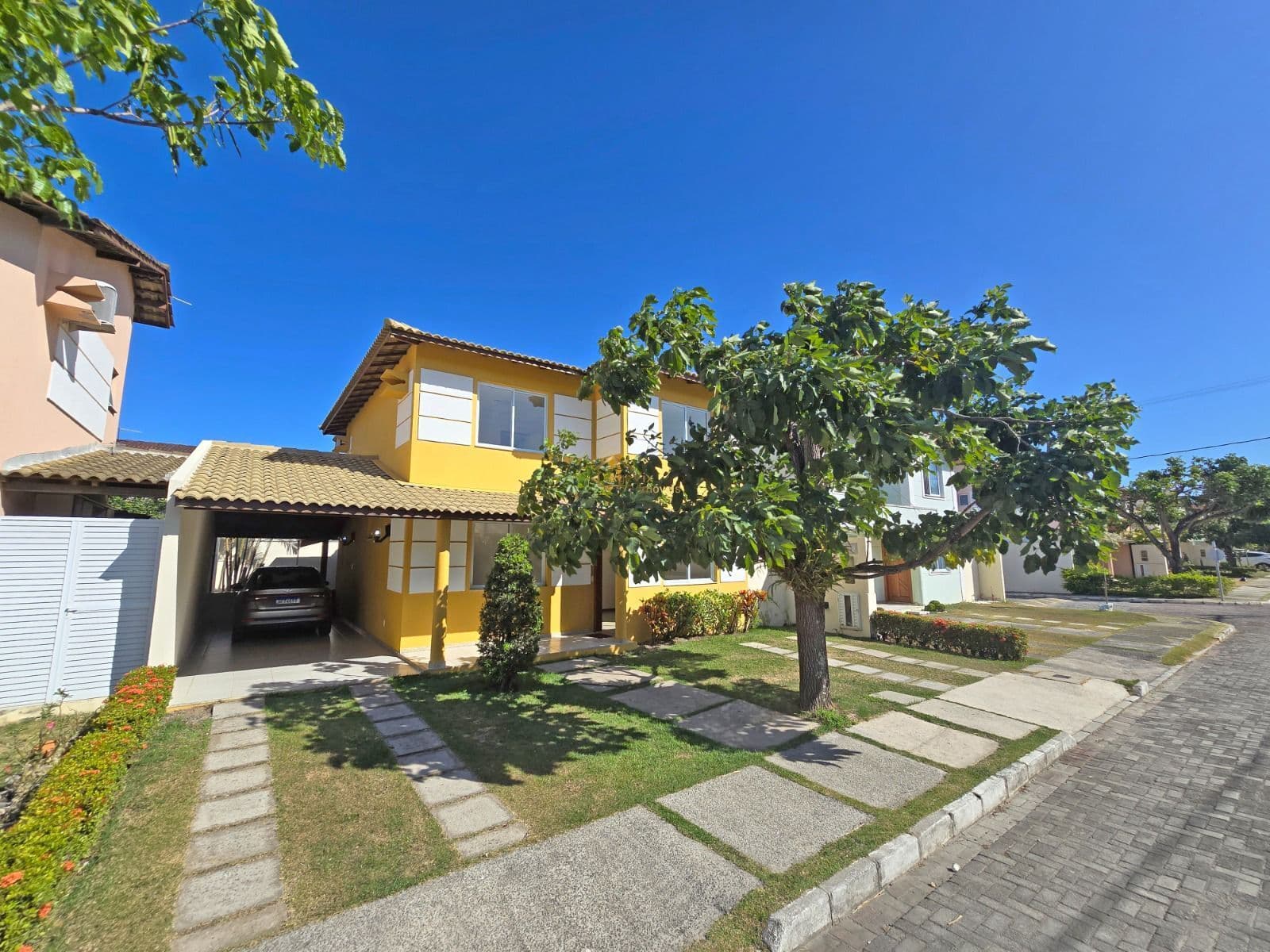 Casa 4 Quartos sendo 3 Suítes com Quintal