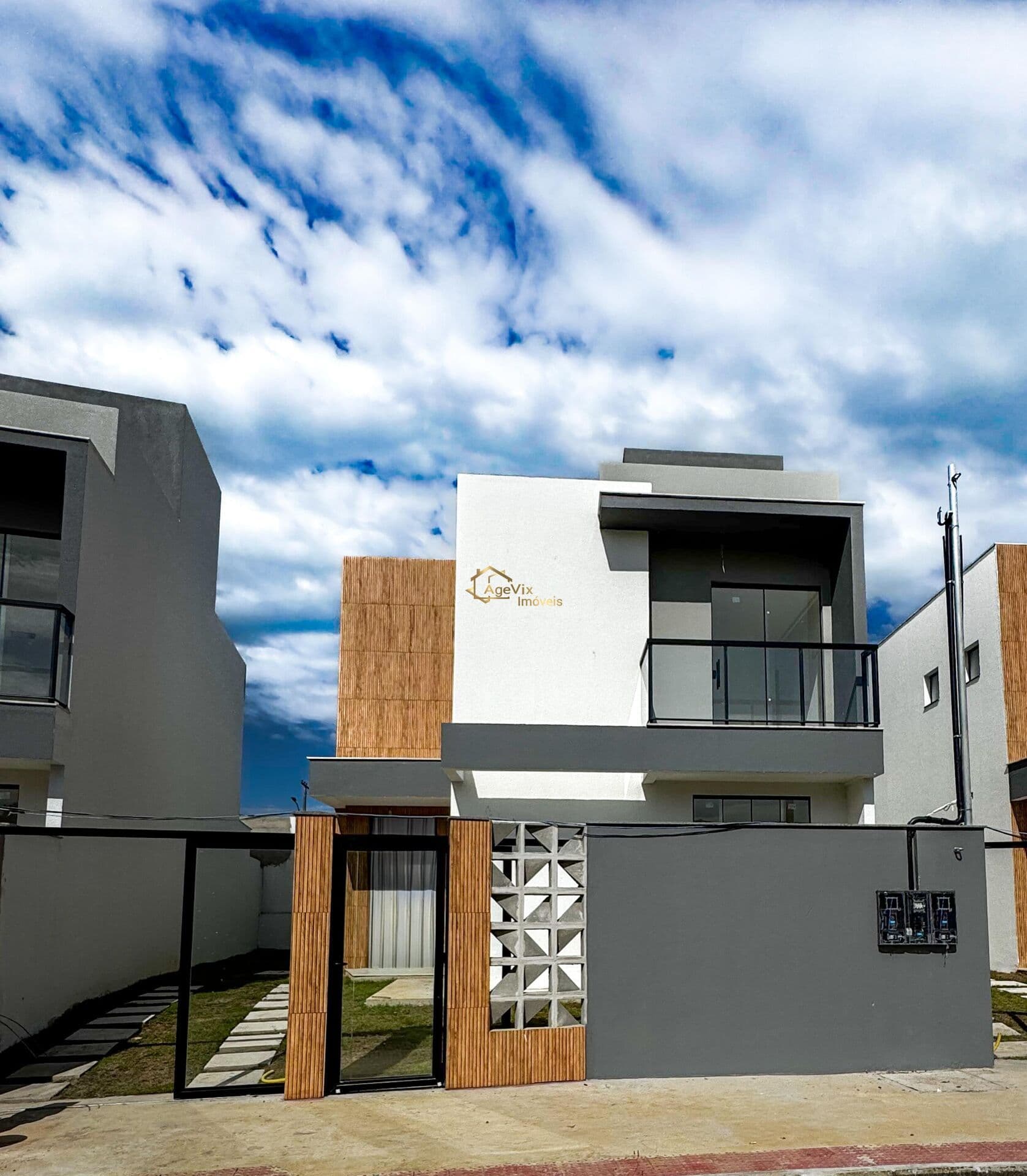 Casa Duplex 4 Quartos Sendo 3 Suítes e Quintal