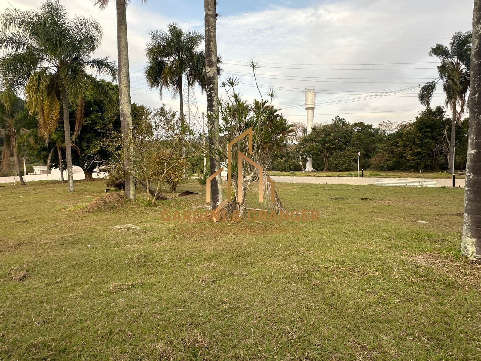 LOTE À VENDA NO CONDOMÍNIO RESIDENCIAL DA ILHA – GUARAREMA/SP