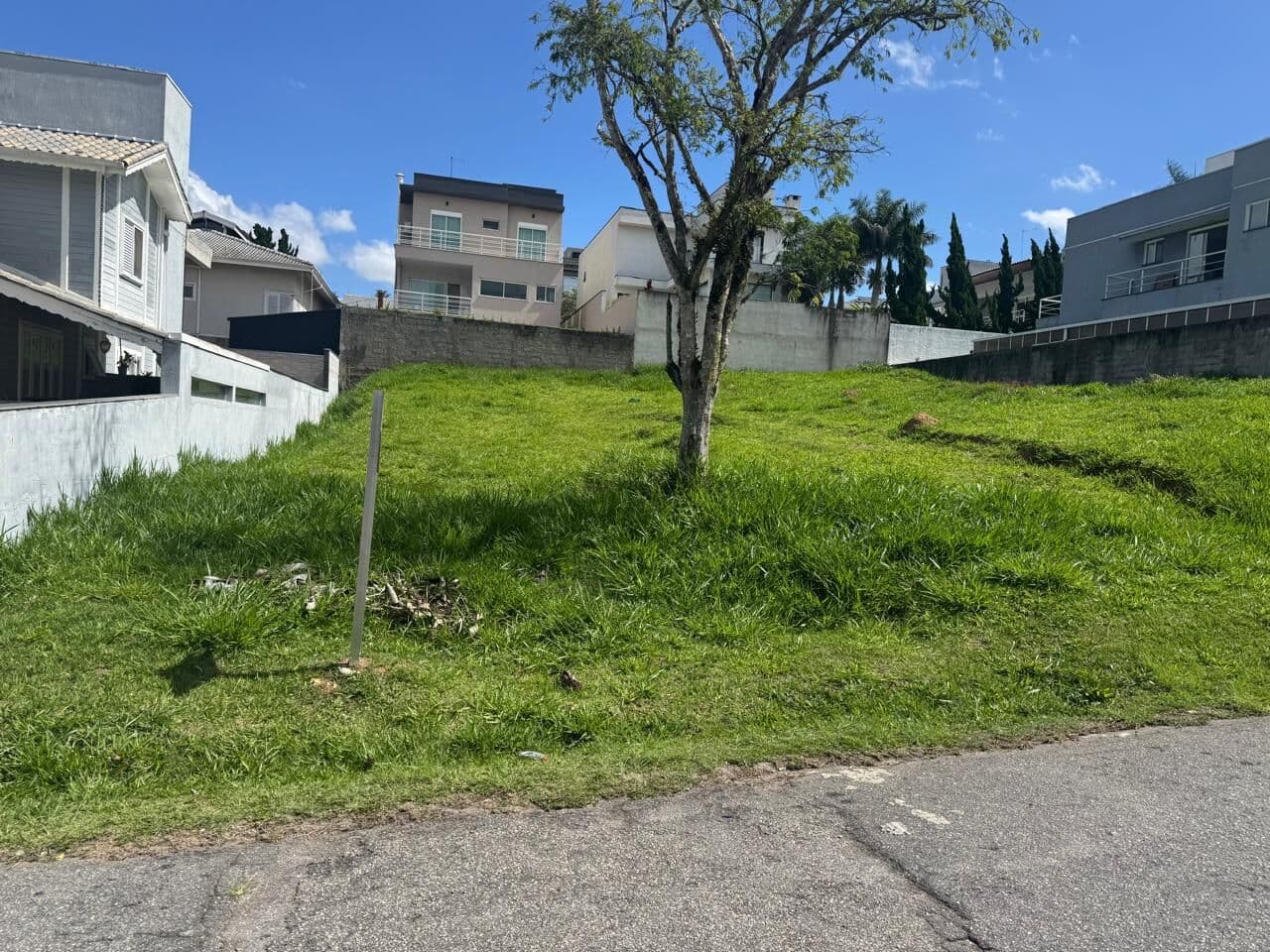 LOTE COM PROJETO APROVADO À VENDA NO CONDOMÍNIO ARUÃ ECO PARK EM MOGI DAS CRUZES/SP.