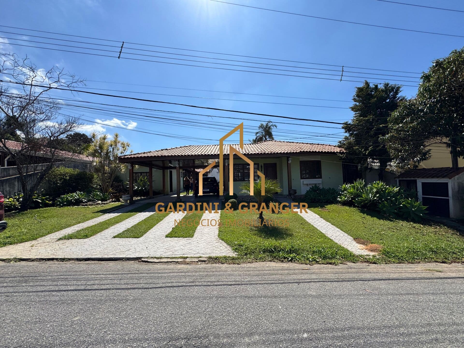 CASA TERREA À VENDA NO CONDOMÍNIO ARUÃ EM MOGI DAS CRUZES/SP.
