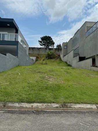 LOTE COM LEVE ACLIVE A VENDA NO CONDOMÍNIO ARUÃ BRISAS EM MOGI DAS CRUZES