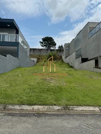 LOTE COM LEVE ACLIVE A VENDA NO CONDOMÍNIO ARUÃ BRISAS EM MOGI DAS CRUZES
