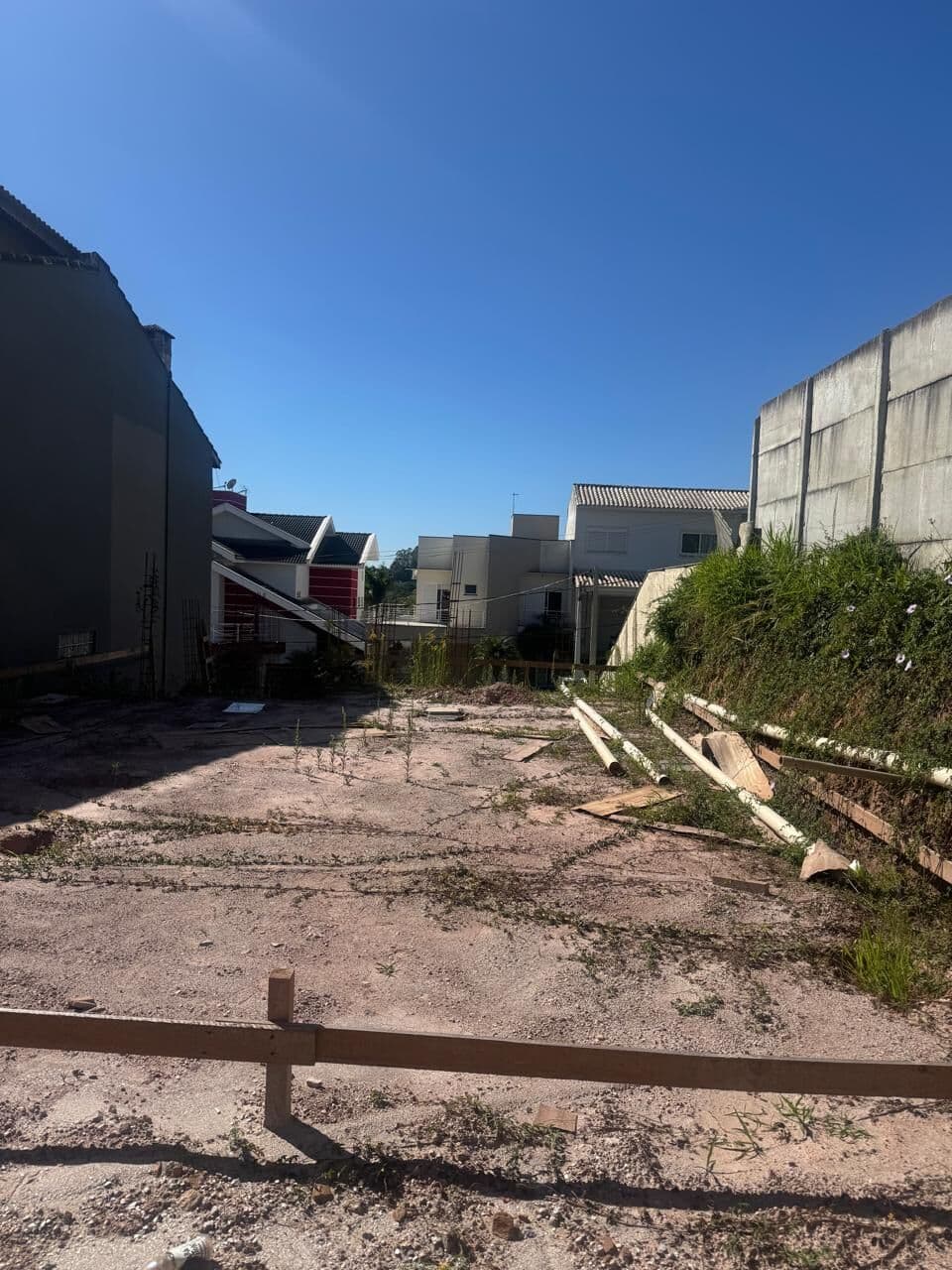 TERRENO À VENDA NO CONDOMÍNIO ARUÃ COM OBRA INICIADA EM MOGI DAS CRUZES/SP.