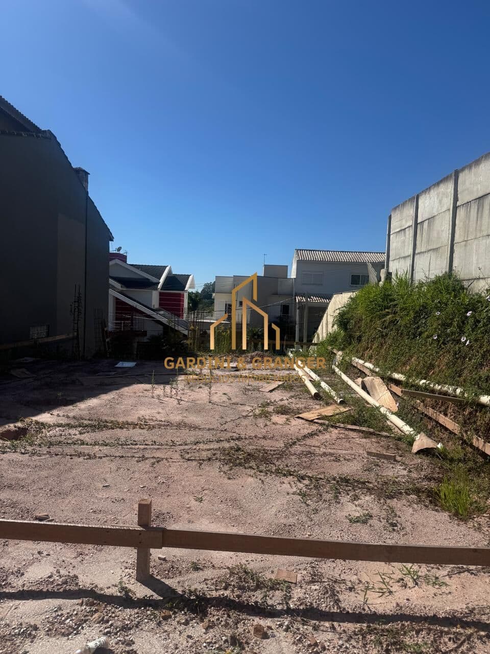 TERRENO À VENDA NO CONDOMÍNIO ARUÃ COM OBRA INICIADA EM MOGI DAS CRUZES/SP.