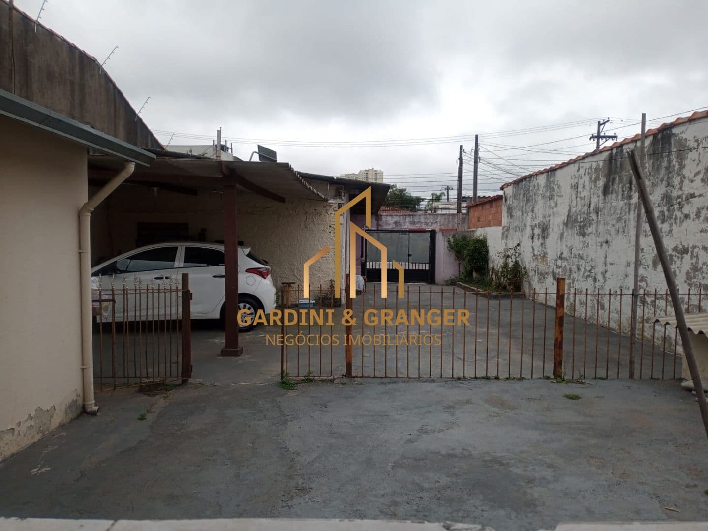 CASA COM TERRENO AMPLO A VENDA NO BAIRRO DO MOGILAR EM MOGI DAS CRUZES
