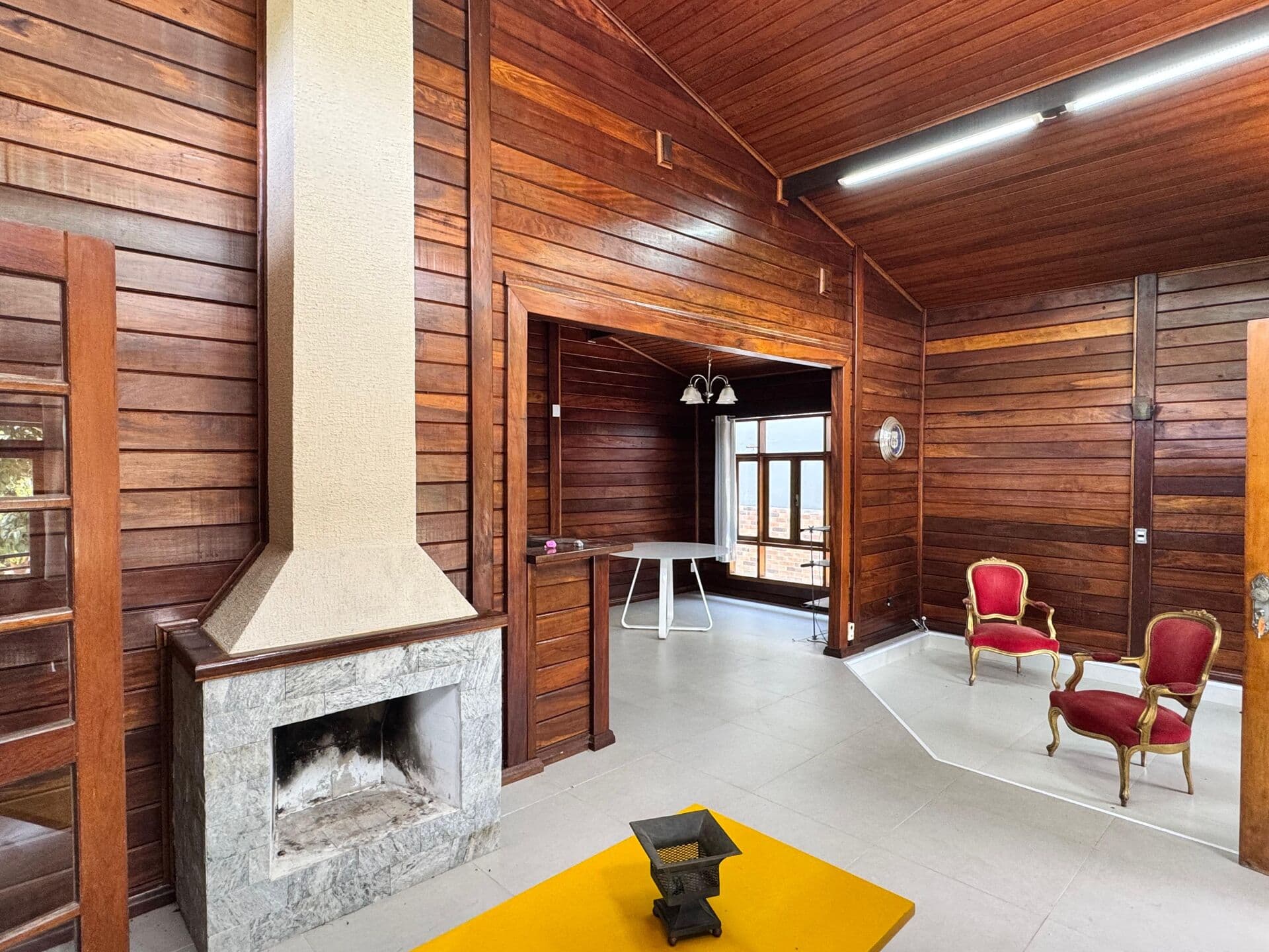 OPORTUNIDADE – TERRENO COM CASA DE MADEIRA NO CONDOMÍNIO ECO PARK