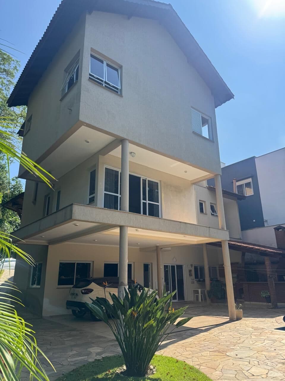CASA COM 530 M² DE ÁREA CONSTRUÍDA A VENDA NO CONDOMÍNIO ARUÃ ECO PARK EM MOGI DAS CRUZES/SP.
