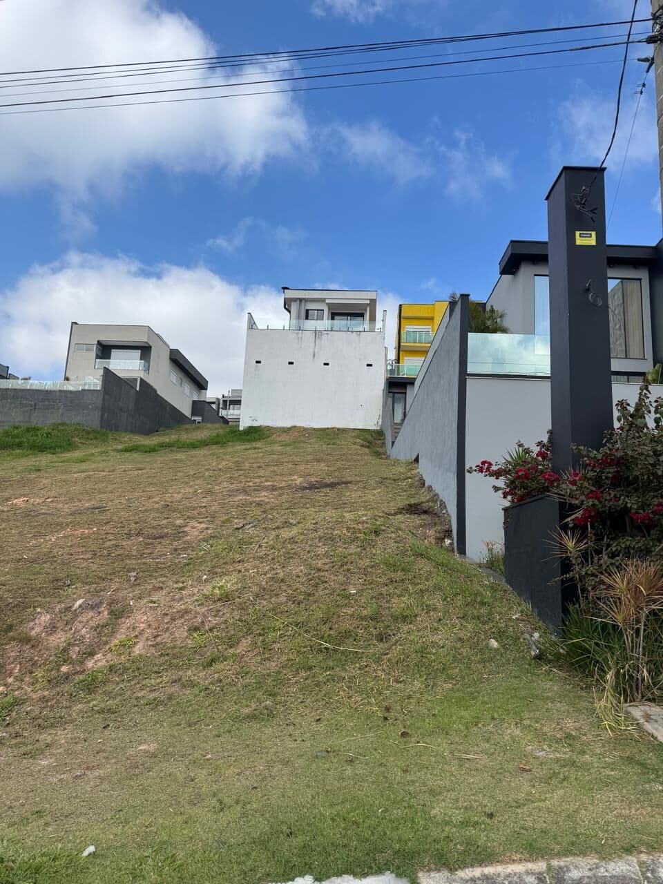 LOTE A VENDA NO CONDOMÍNIO ARUÃ BRISAS EM MOGI DAS CRUZES/SP.
