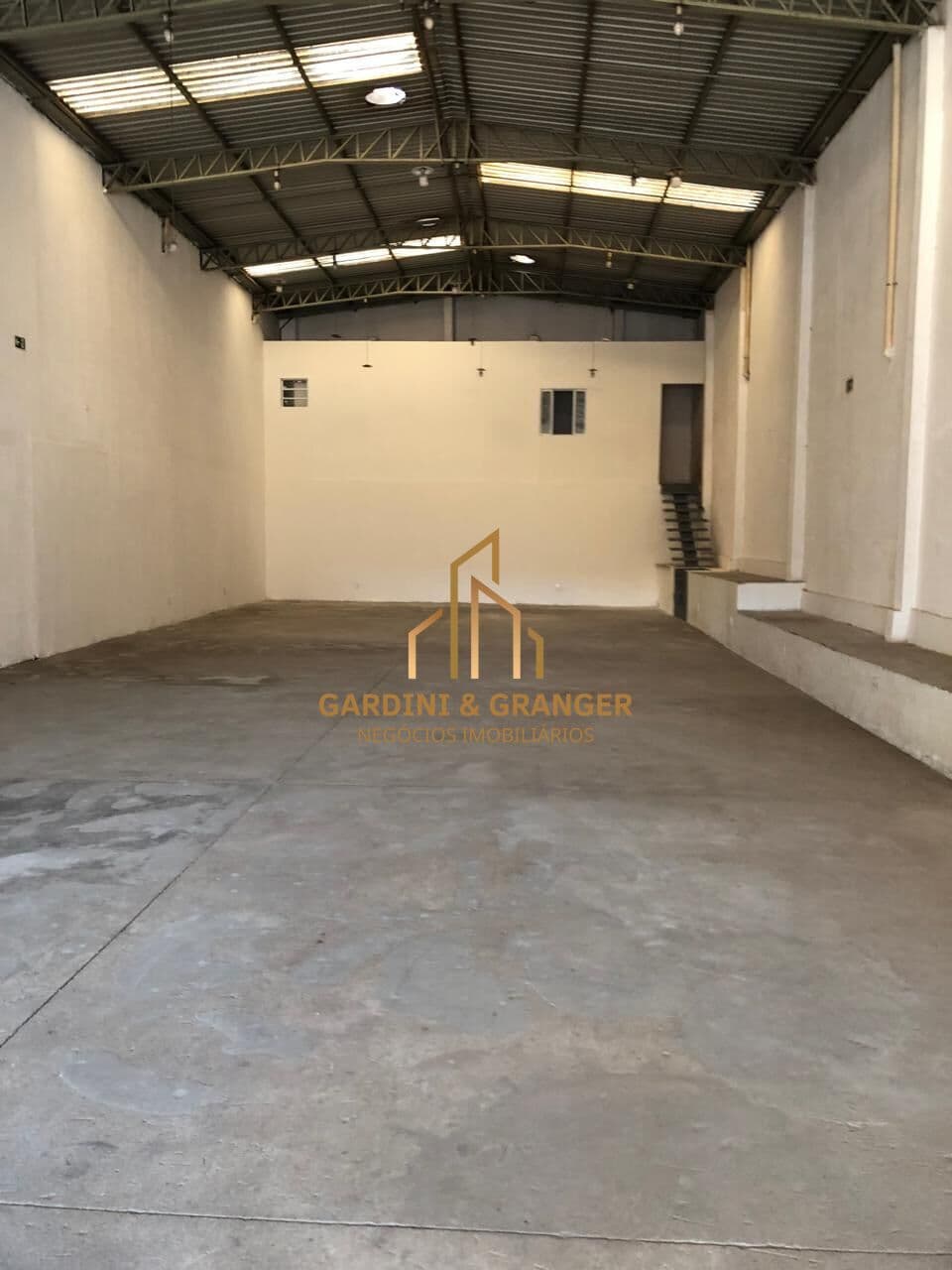 GALPÃO COMERCIAL PARA LOCAÇÃO EM BRÁS CUBAS EM MOGI DAS CRUZES/SP.