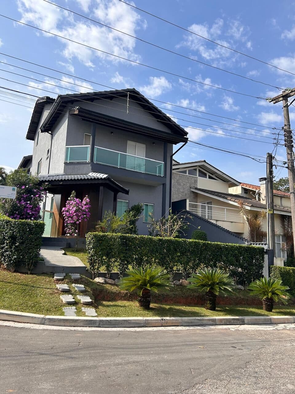SOBRADO À VENDA NO COCNDOMÍNIO ARUÃ EM MOGI DAS CRUZES/SP.