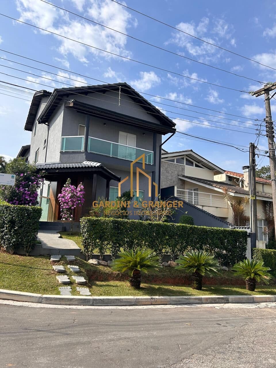 SOBRADO À VENDA NO COCNDOMÍNIO ARUÃ EM MOGI DAS CRUZES/SP.